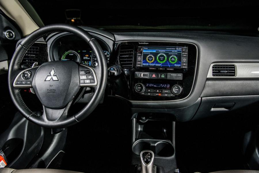  Mitsubishi Outlander PHEV 2012 года  (фото 36 из 48)